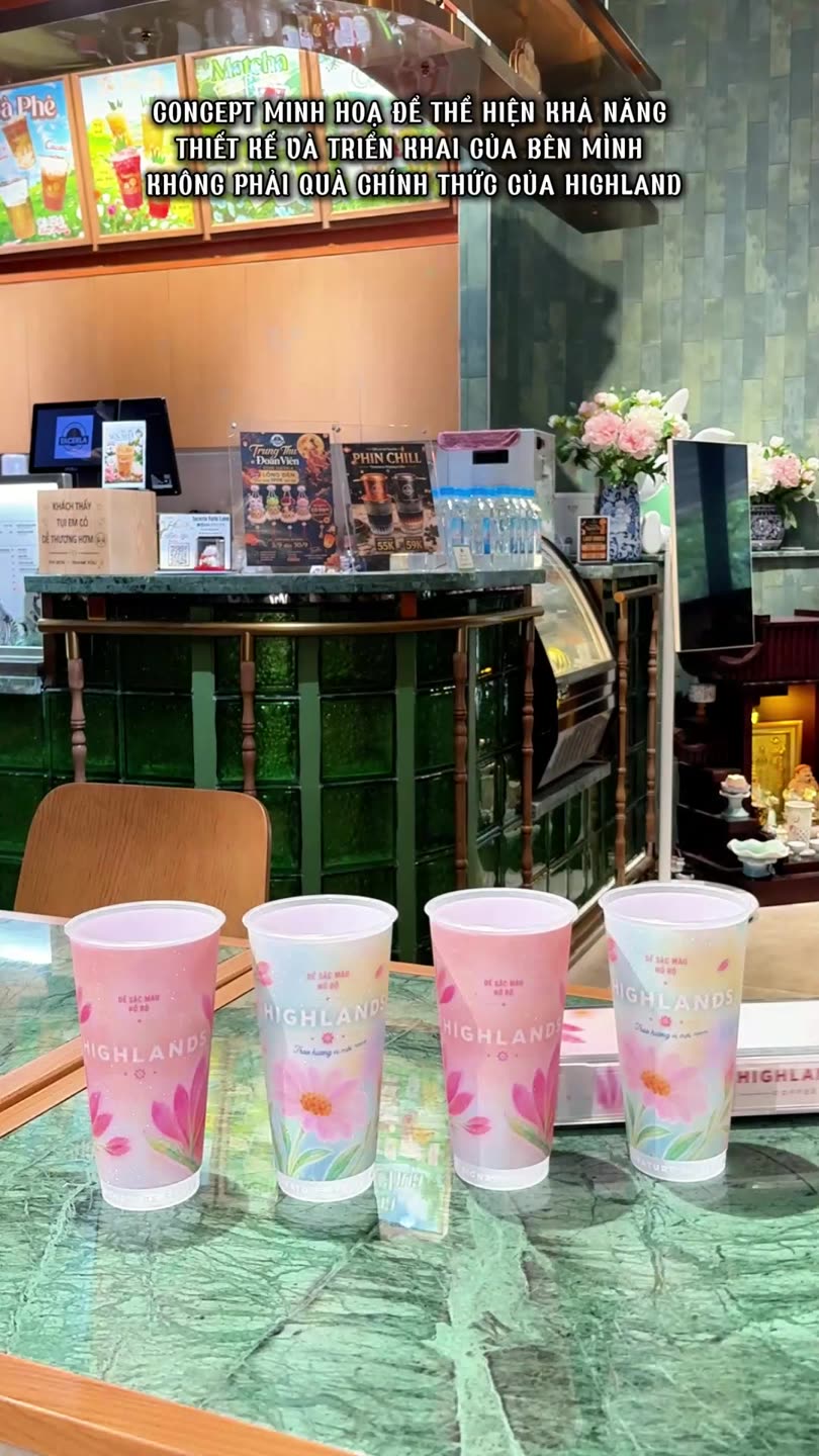 Bốn mẫu ly kim tuyến trên đế trưng bày
