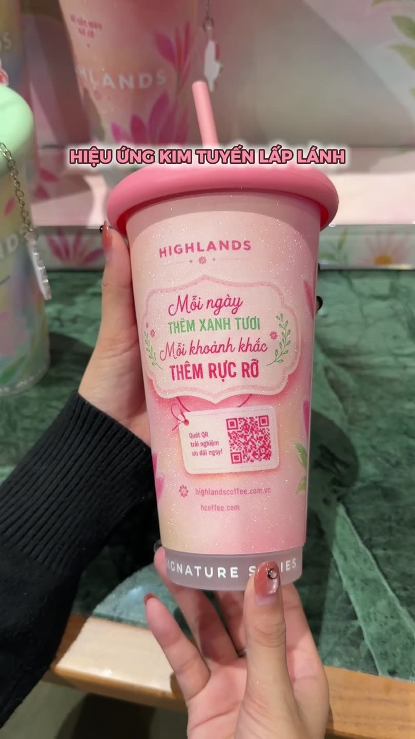 Mặt sau ly với thông điệp chiến dịch và mã QR