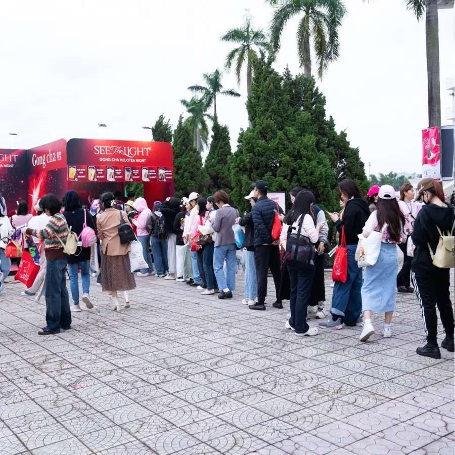 Hàng dài khán giả xếp hàng trước booth Gong Cha SEE THE LIGHT tại concert Mỹ Tâm