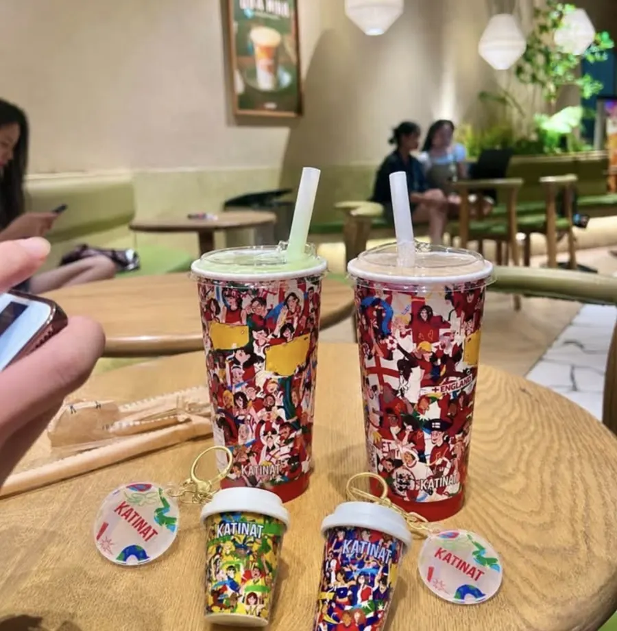 Ly lớn và móc khóa ly mini bộ THE GOOOOOAL CUP của Katinat trên bàn quán