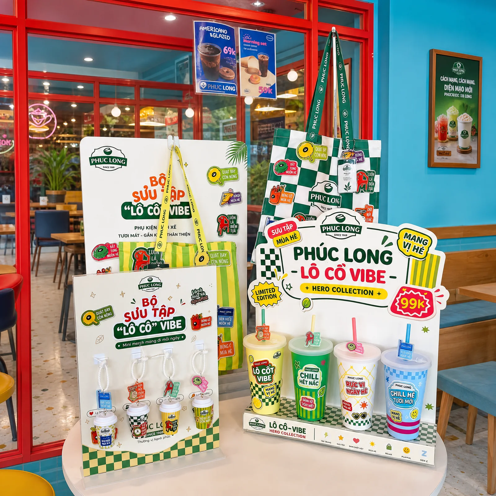 Bộ sưu tập Lô Cồ Vibe concept Phúc Long trưng bày tại quầy: bộ 4 ly hero collection, túi tote, móc khóa ly mini và kệ trưng bày